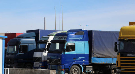 霍尔果斯口岸前6月进出口货量突破1700万吨，货物及技术进出口表现强劲